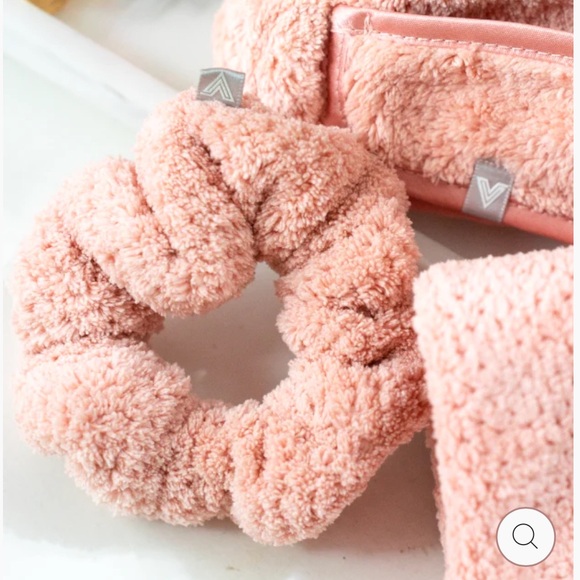 NEW VOLO Hero Hair Towel, Scrunchie & Headband Set w/Fekkai Hair Mask - Picture 3 of 16